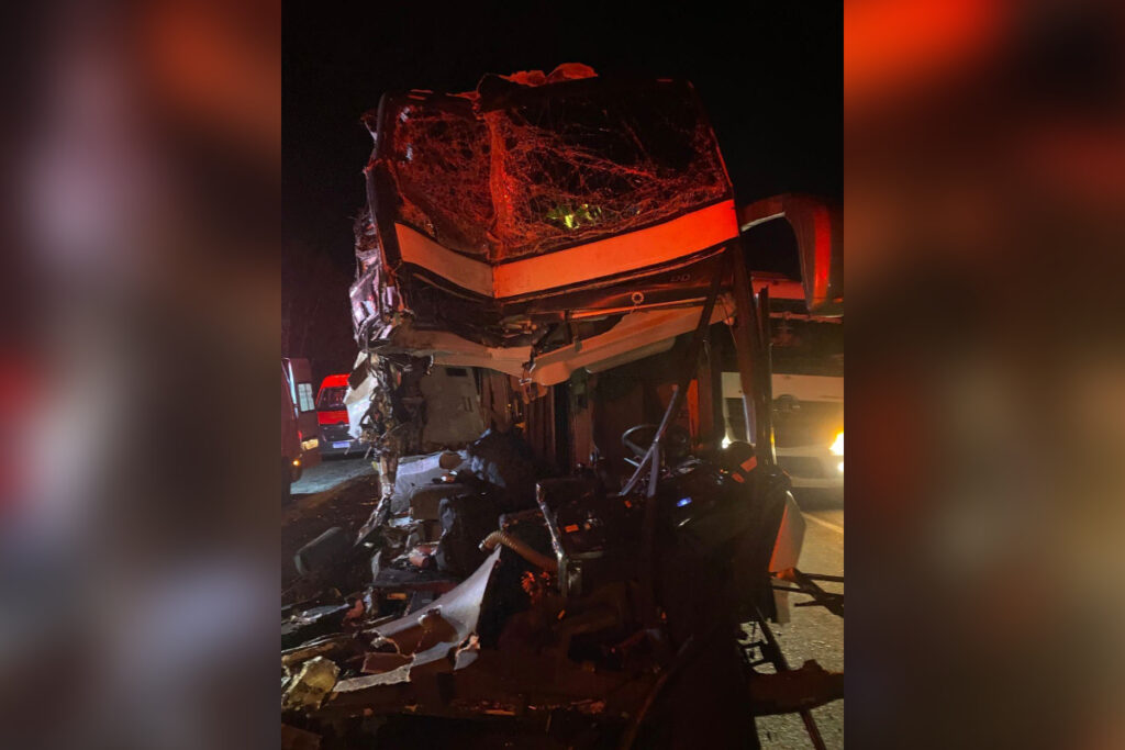 colisao-entre-onibus-e-caminhao-deixa-cinco-feridos-na-br-040-em-mg