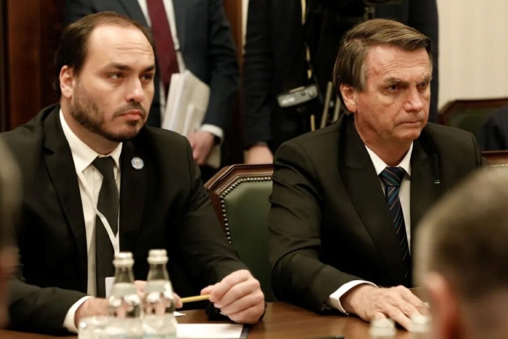 “perseguicao-tem-de-acabar”,-diz-carlos-bolsonaro-apos-pai-passar-mal