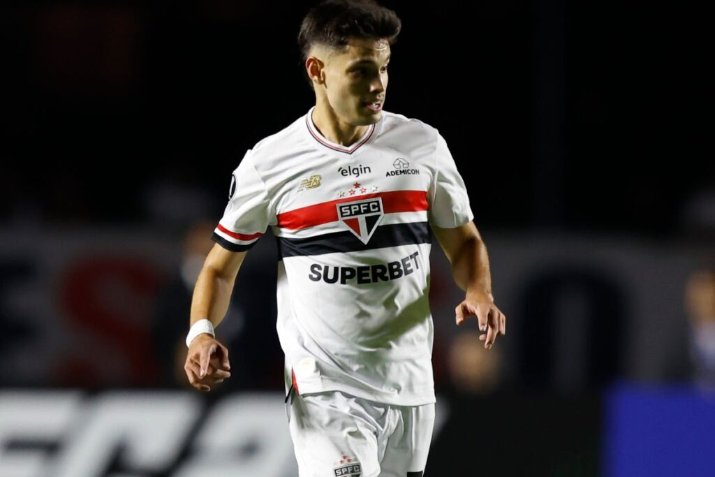 jogador-do-spfc-devera-doar-livros-e-ir-a-museu-apos-caso-de-xenofobia