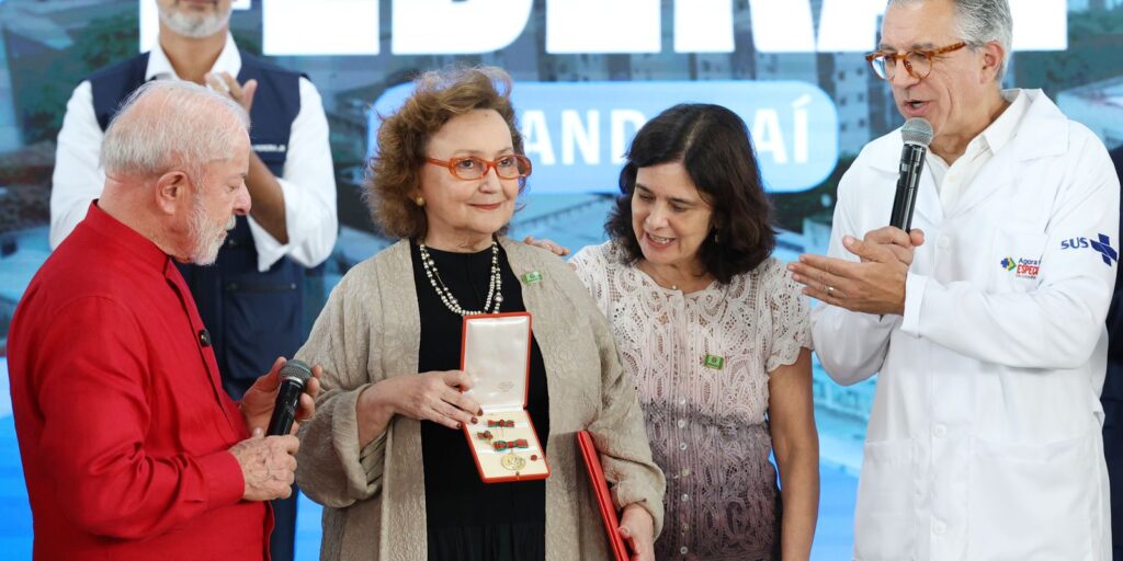 Pesquisadora Margareth Dalcolmo recebe medalha Oswaldo Cruz pesquisadora-margareth-dalcolmo-recebe-medalha-oswaldo-cruz