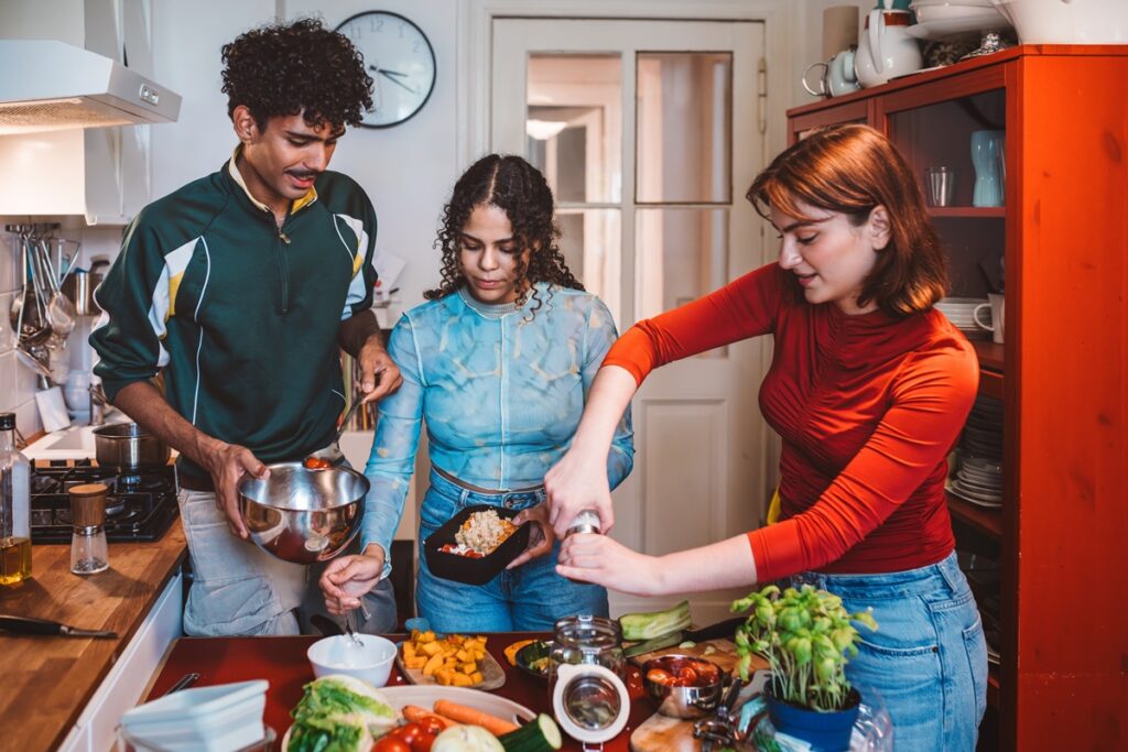 trisal-cria-tres-filhos-na-mesma-casa-e-defende-modelo-de-familia
