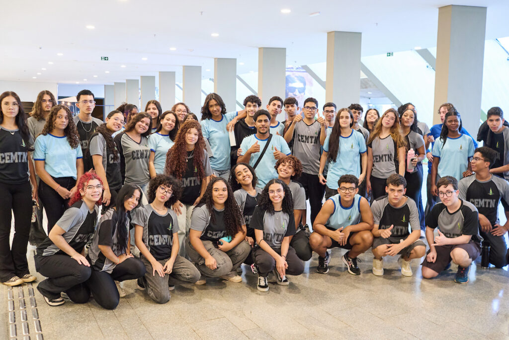 ultima-visita-escolar-marca-encerramento-da-mostra-de-sergio-camargo