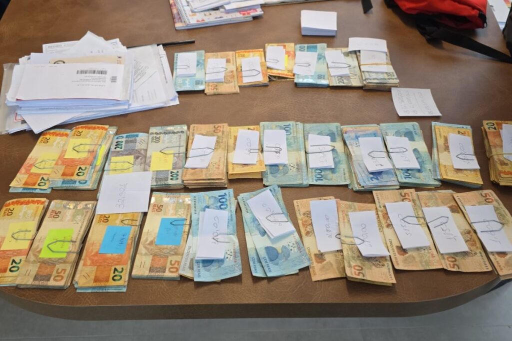 homem-e-detido-pela-pm-com-r$-288-mil-em-dinheiro-perto-de-banco