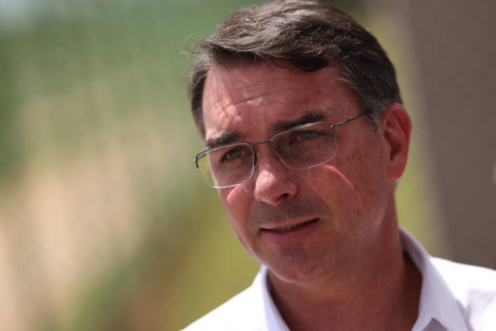 flavio-atualiza-estado-de-saude-de-bolsonaro:-“escapou-por-pouco”