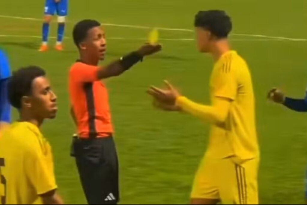 filho-de-cristiano-ronaldo-gera-confusao-em-campo-e-recebe-cartao