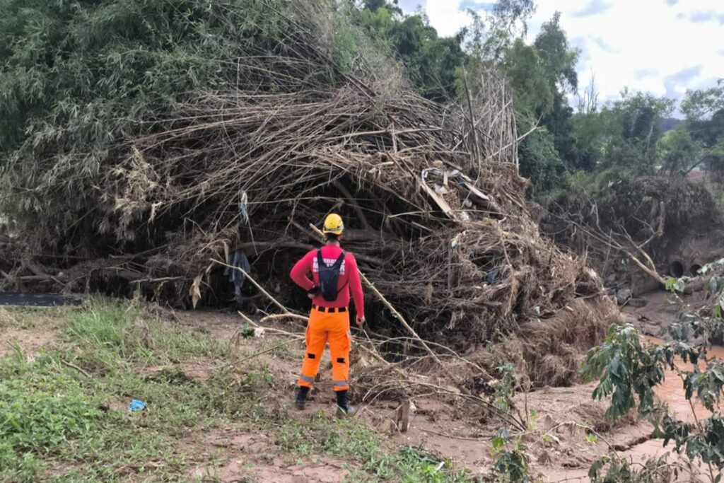 chuvas:-bombeiros-retomam-buscas-por-corpo-de-homem-desaparecido-em-mg