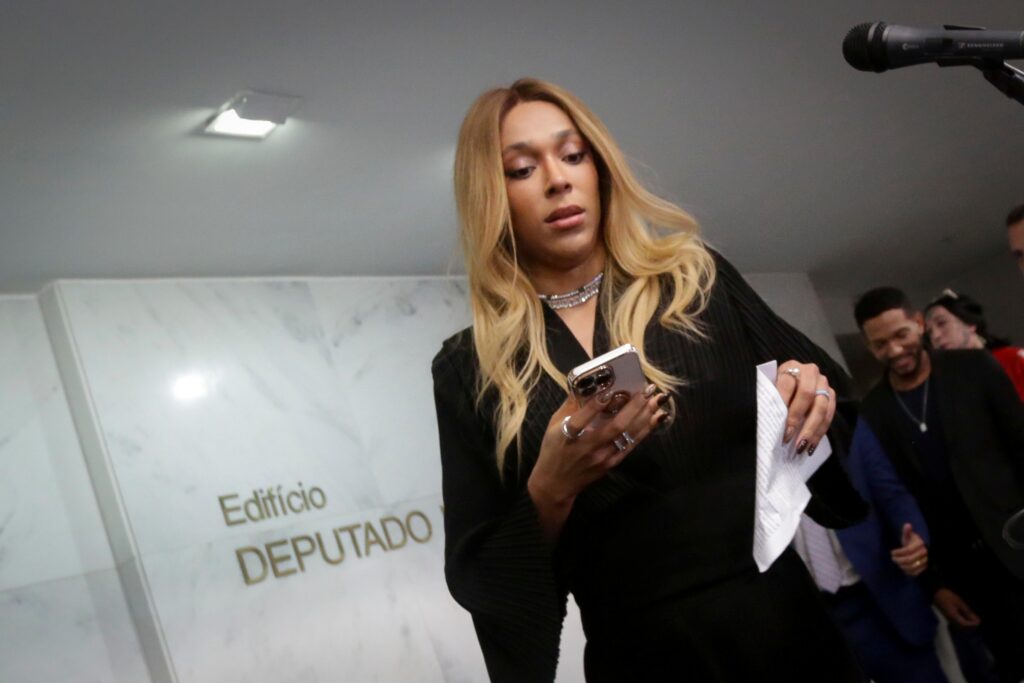 novo-pede-cassacao-de-erika-hilton-por-reacao-a-comentario-de-ratinho