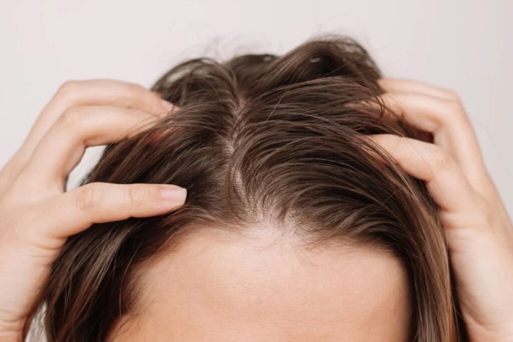 agua-micelar-no-cabelo trata-oleosidade?-medica-esclarece-a-tendencia