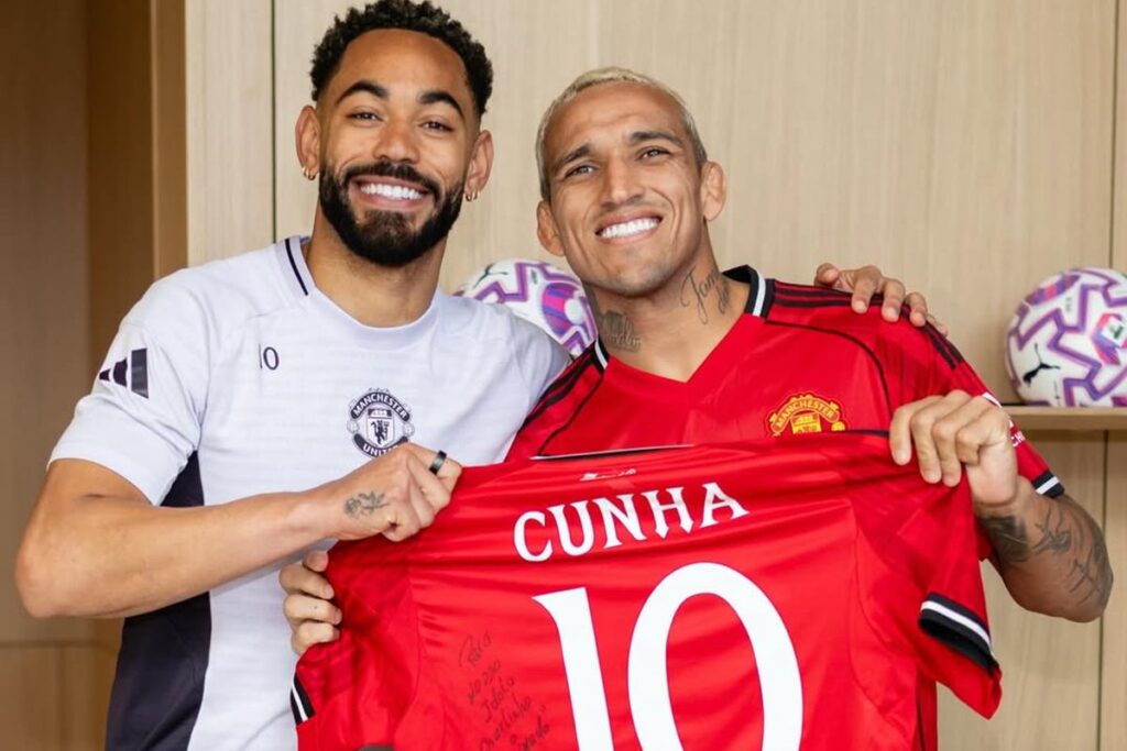 charles-do-bronx-tieta-matheus-cunha-durante-ida-ao-old-trafford