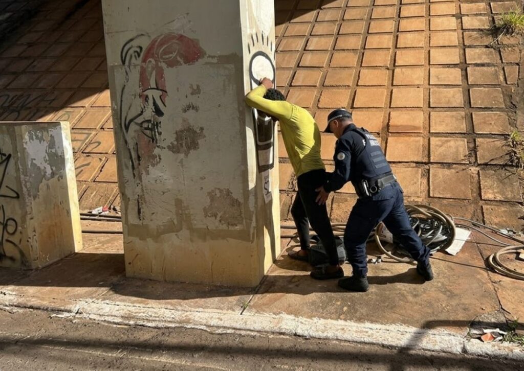 delegado-da-pcdf-filma-“passeio”-de-ladrao-com-cabos-furtados-no-conic