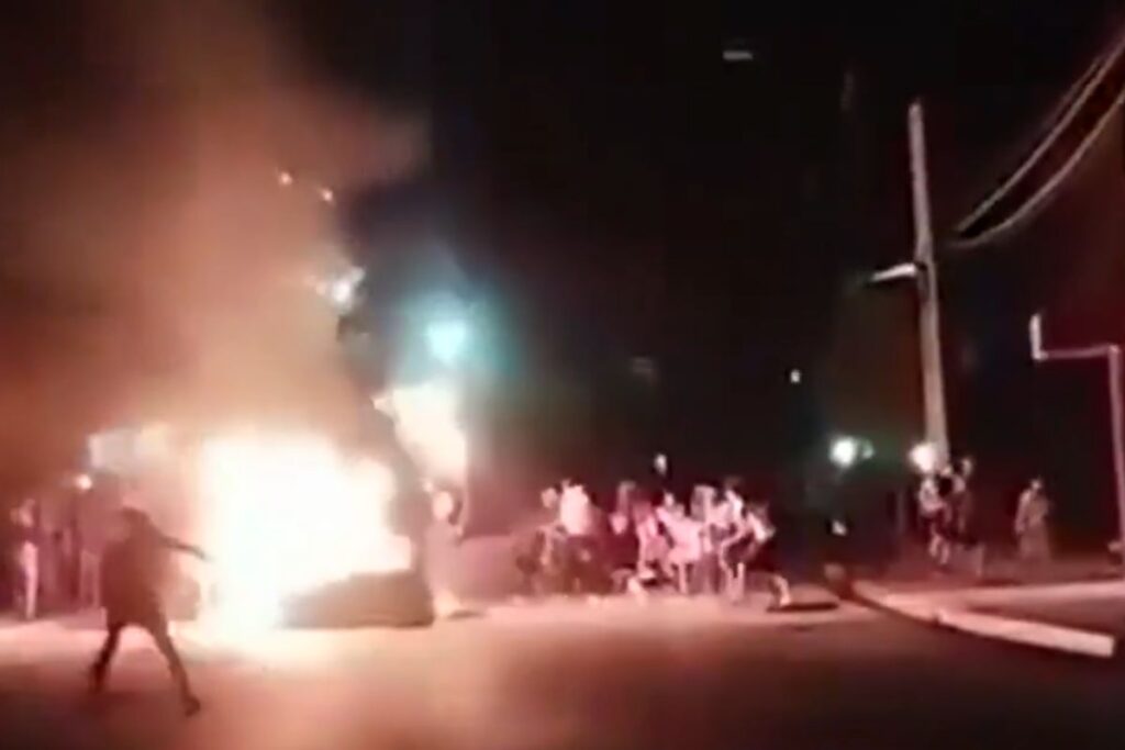 manifestantes-invadem-sede-do-partido-comunista-apos-apagoes-em-cuba.-video