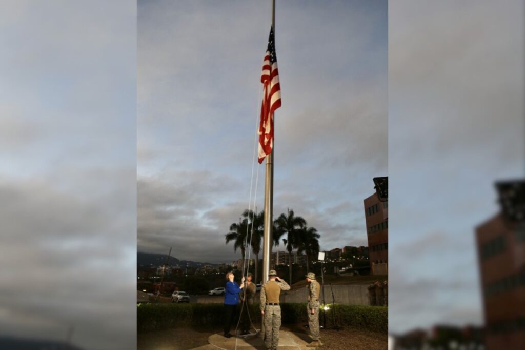eua-hasteia-bandeira-na-embaixada-da-venezuela-pela-1a-vez-em-7-anos.-video