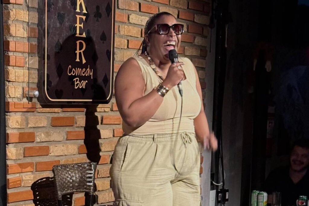 homem-tenta-beijar-comediante-cega-a-forca-apos-show-de-stand-up-em-sp