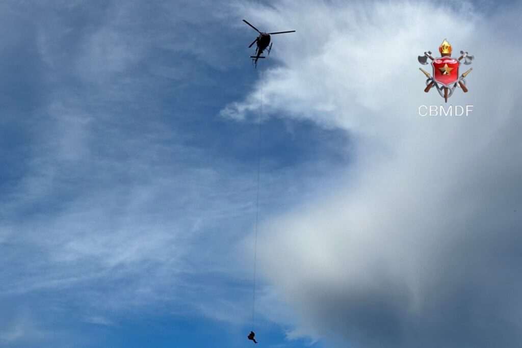 helicoptero-do-cbmdf-resgata-homem-que-quebrou-perna-em-cachoeira.-veja-video