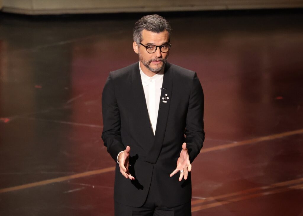 wagner-moura-e-ovacionado-ao-subir-ao-palco-do-oscar-2026