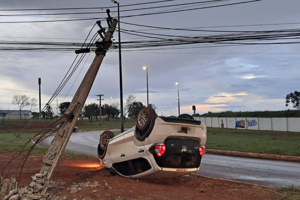 motorista-capota-carro-e-derruba-poste-proximo-ao-autodromo-de-brasilia