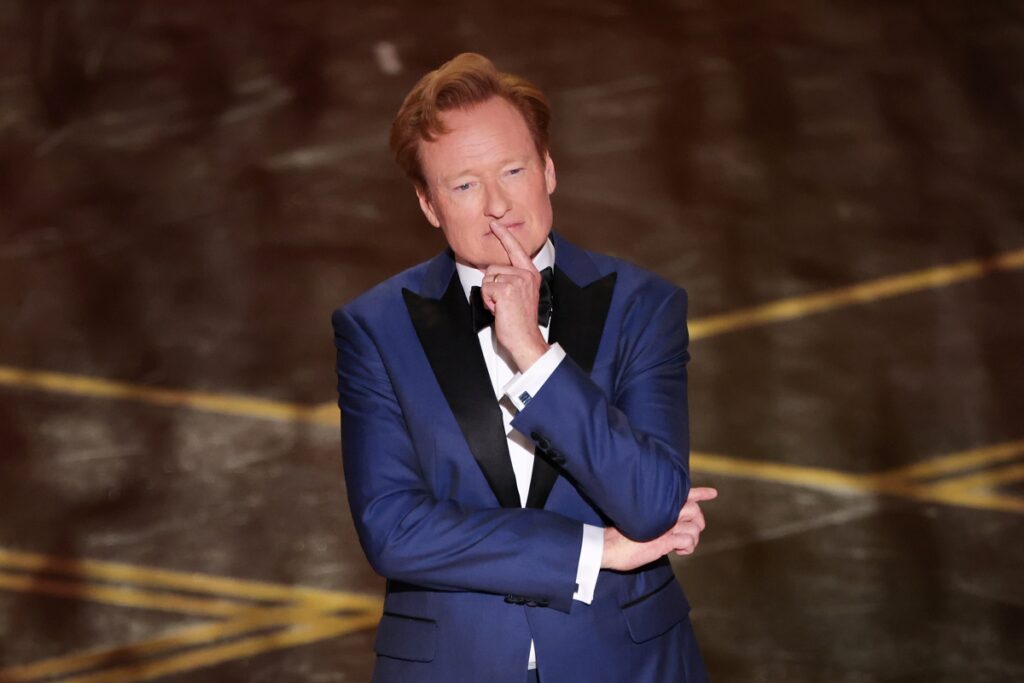 anfitriao-do-oscar-abre-premiacao-com-piada-sobre-epstein-e-principe-andrew