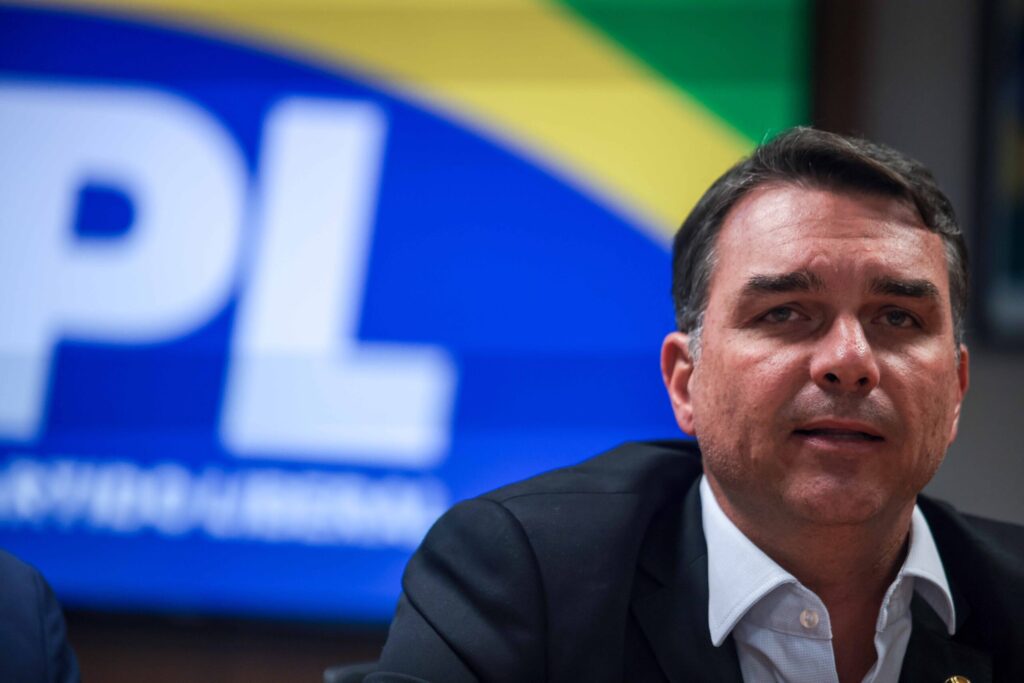 pl-pagara-r$-2-milhoes-para-advogado-cuidar-da-pre-campanha-de-flavio