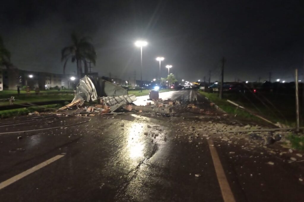 caminhao-atinge-fiacao,-derruba-4-postes-e-deixa-via-no-df-interditada.-veja-video