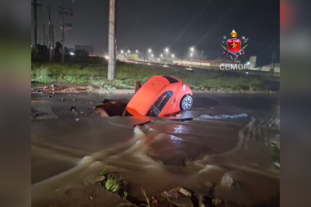 carro-cai-em-vala-no-setor-o,-na-marginal-de-acesso-a-br-070