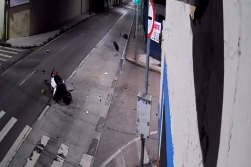 soldado-da-pm-morre-apos-acidente-de-moto-com-caminhao-guincho.-veja-video