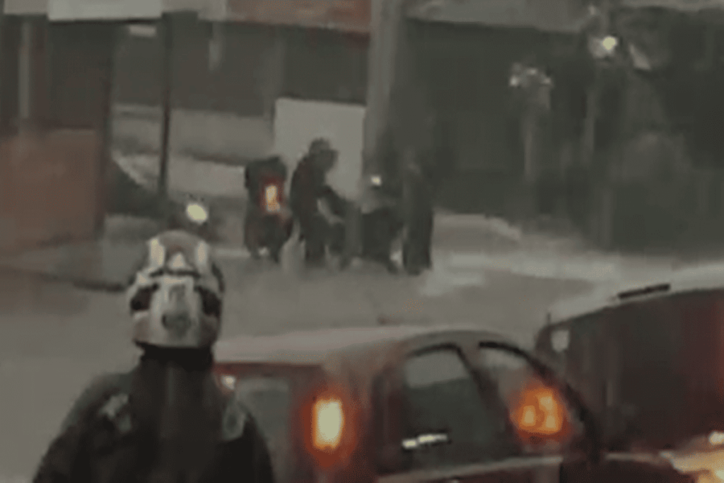 motociclista-escapa-por-pouco-de-ser-arrastado-por-enxurrada-durante-temporal.-veja-video