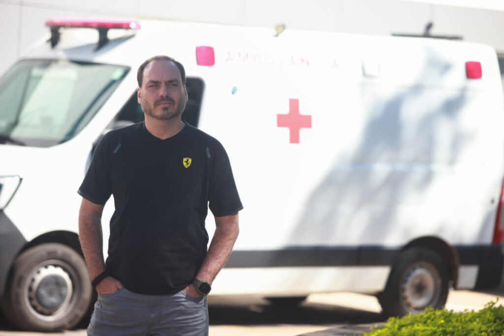 carlos-publica-foto-de-bolsonaro-no-hospital:-“estado-muito-delicado”