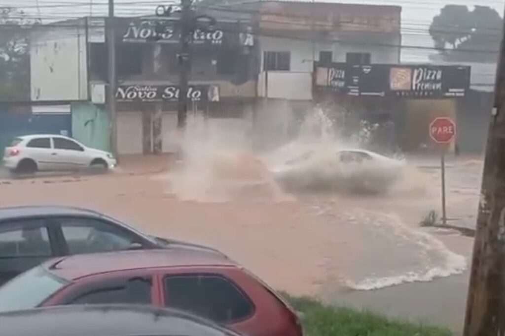 criancas-em-desespero-e-cascata-na-rua:-chuva-castiga-cidade-do-df