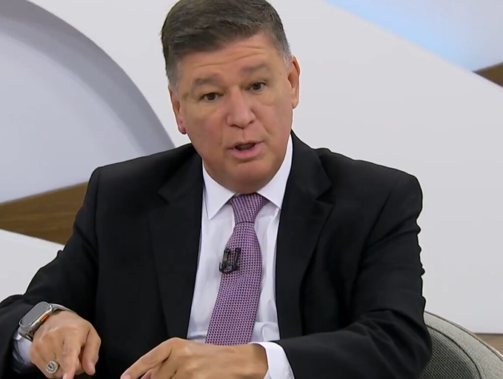 “em-um-pais-serio,-moraes-estaria-afastado”,-diz-presidente-da-cpmi-do-inss