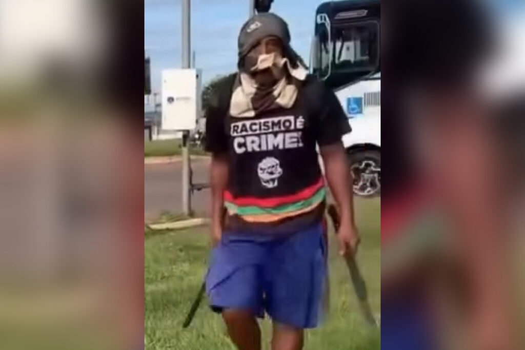 ambulante-e-ameacado-por-artista-de-rua-com-facoes-e-leva-soco-na-cara.-veja-video