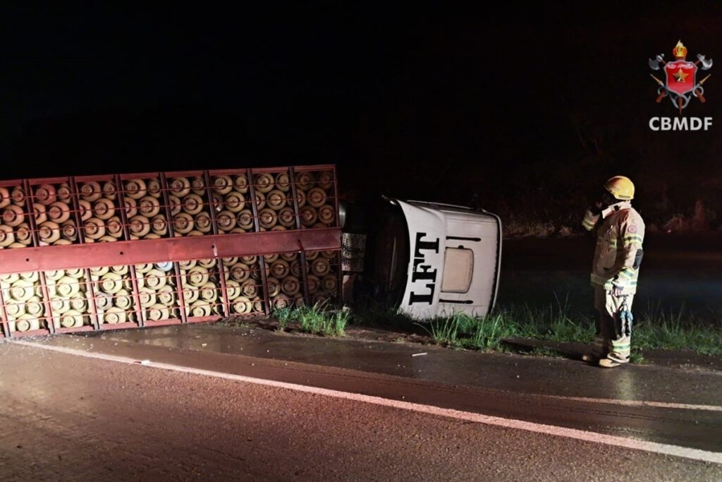 carreta-tomba,-espalha-botijoes-na-via-e-interdita-transito-na-br-060