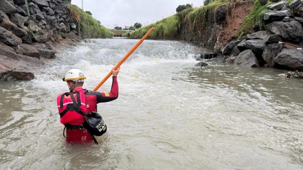 mulher-e-procurada-apos-ser-arrastada-por-cabeca-d’agua-em-goiania