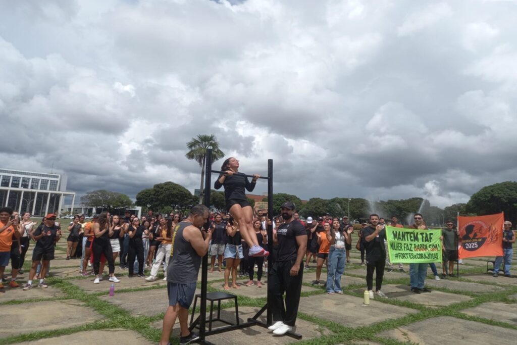 taf-dos-bombeiros:-candidatas-fazem-barra-em-praca-contra-decisao.-veja-video