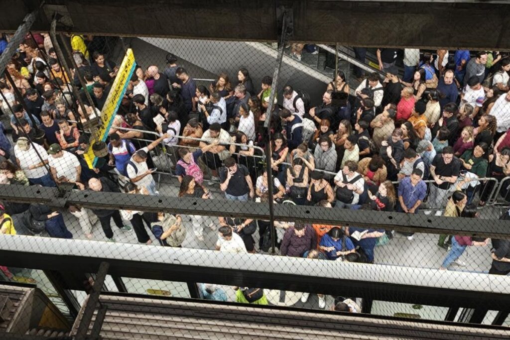 lotacao-e-demora:-falha-na-linha-4-amarela-complica-volta-para-casa