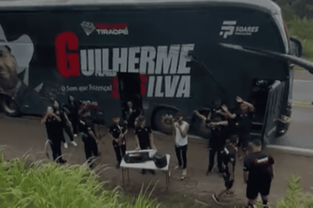 caminhao-tombado-faz-cantor-descer-de-onibus-e-fazer-show-em-rodovia.-veja-video