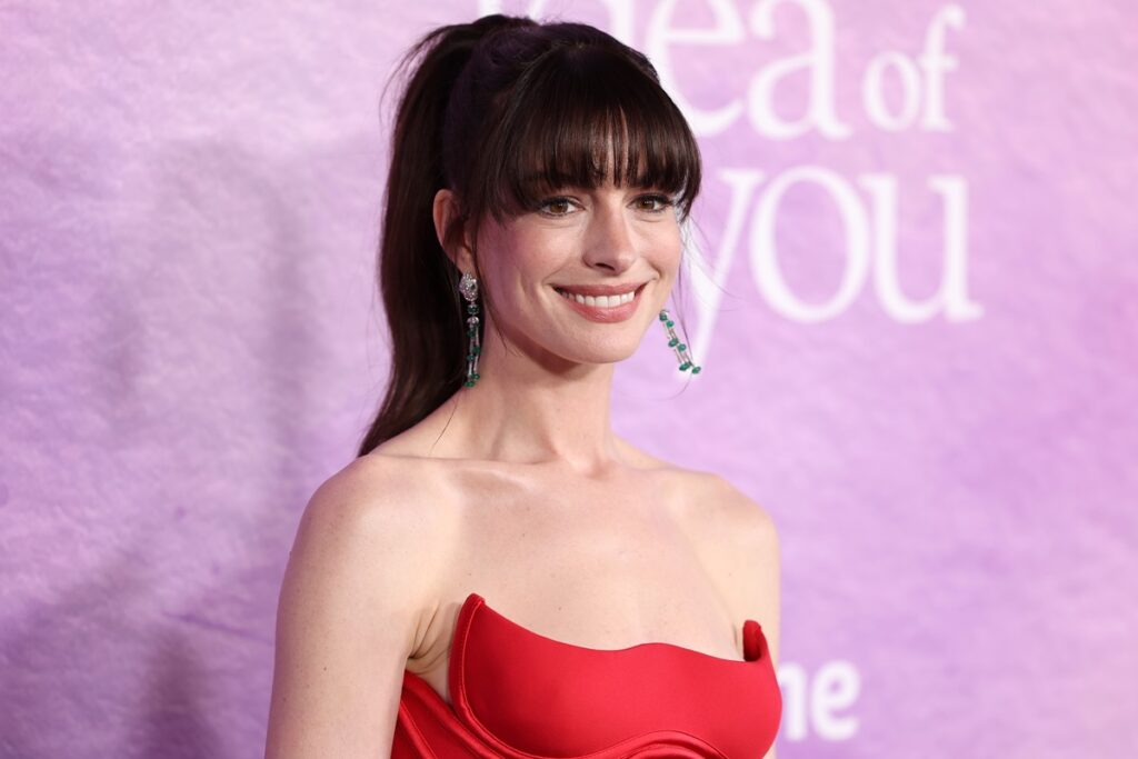 anne-hathaway-revela-truque-para-ficar-com-“rosto-esticado”-no-oscar