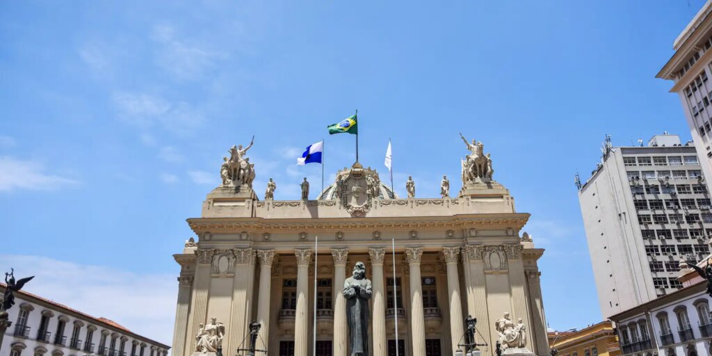 ferros-velhos-poderao-ser-fechados-se-venderem-fios-de-cobre-roubados