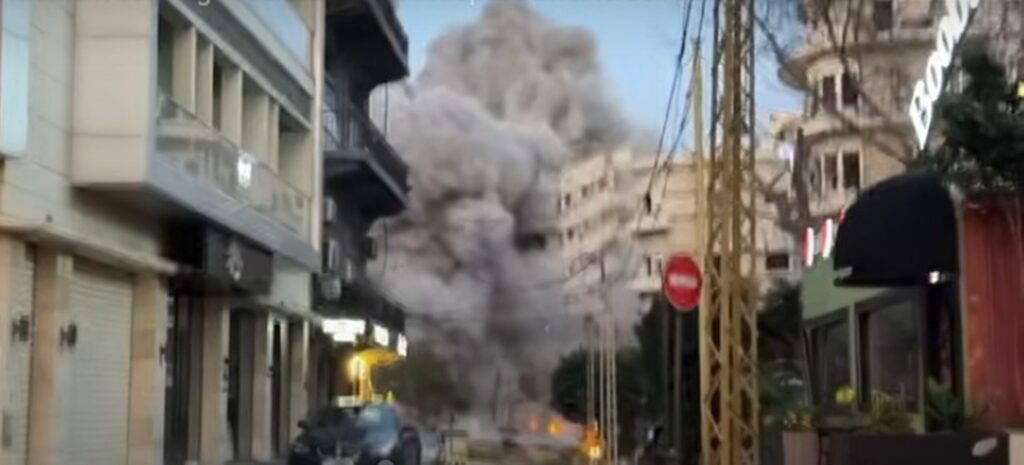 predio-desaba-no-centro-de-beirute-apos-ataque-de-missil-israelense.-veja-o-video