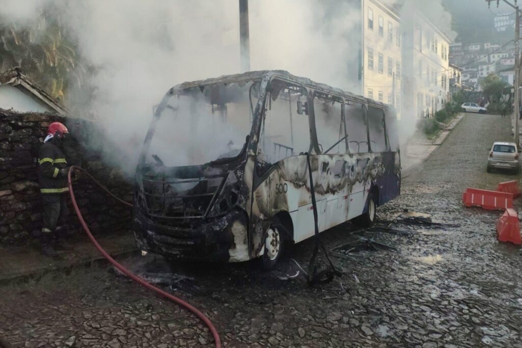onibus-pega-fogo-ao-lado-de-igreja-historica-em-ouro-preto-(mg)