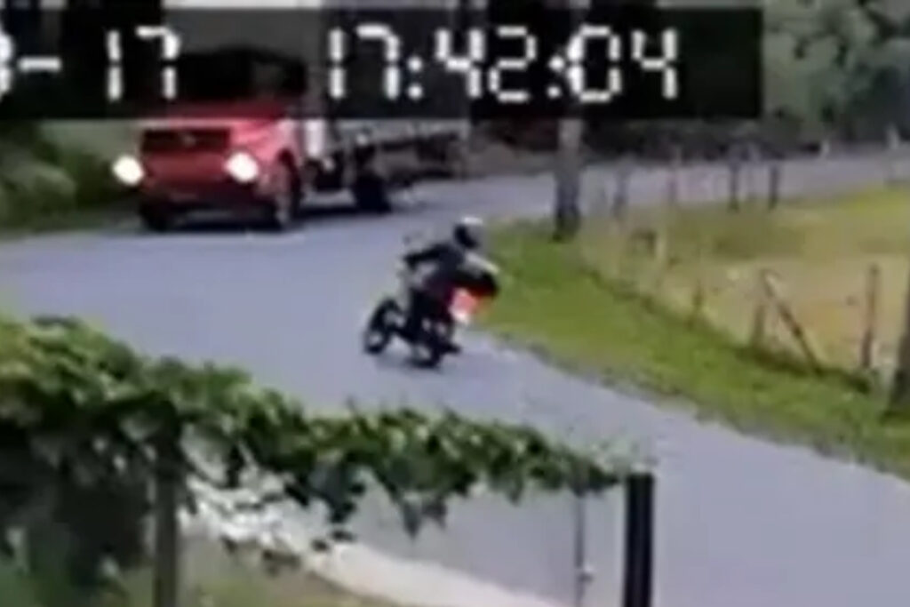 sc:-motociclista-e-arremessado-e-morre-apos-chocar-com-caminhao.-video