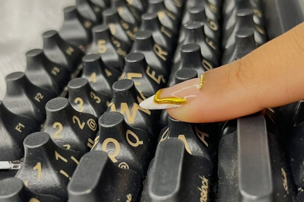 designer-cria-teclado-adaptado-para-unhas-longas-e-viraliza