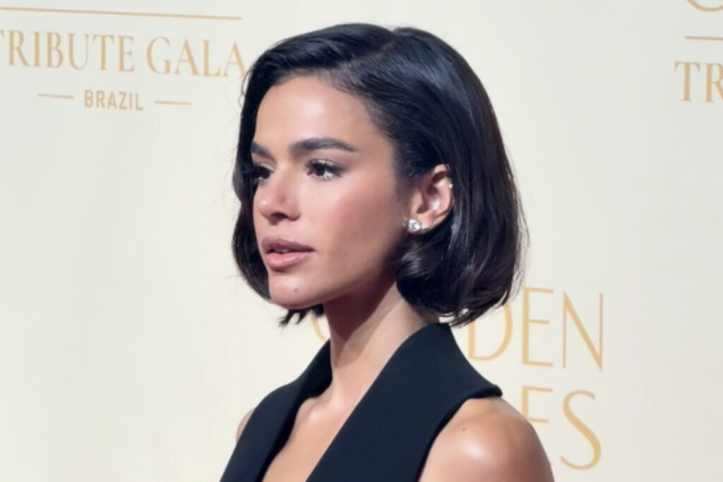 bruna-marquezine-chama-atencao-com-look-ousado-no-golden-globes-gala