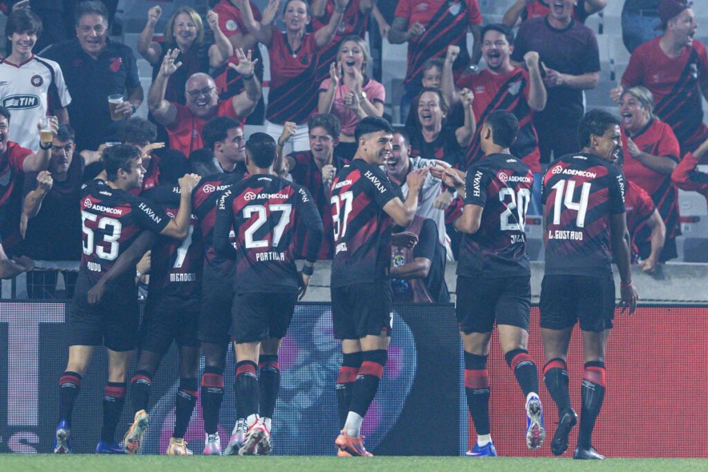 athletico-pr-vence-e-afunda-o-cruzeiro-na-lanterna-do-brasileirao