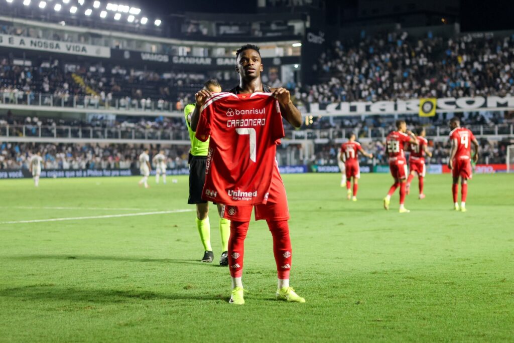 inter-despacha-santos-com-gol-nos-acrescimo-e-vence-a-1a-no-brasileiro