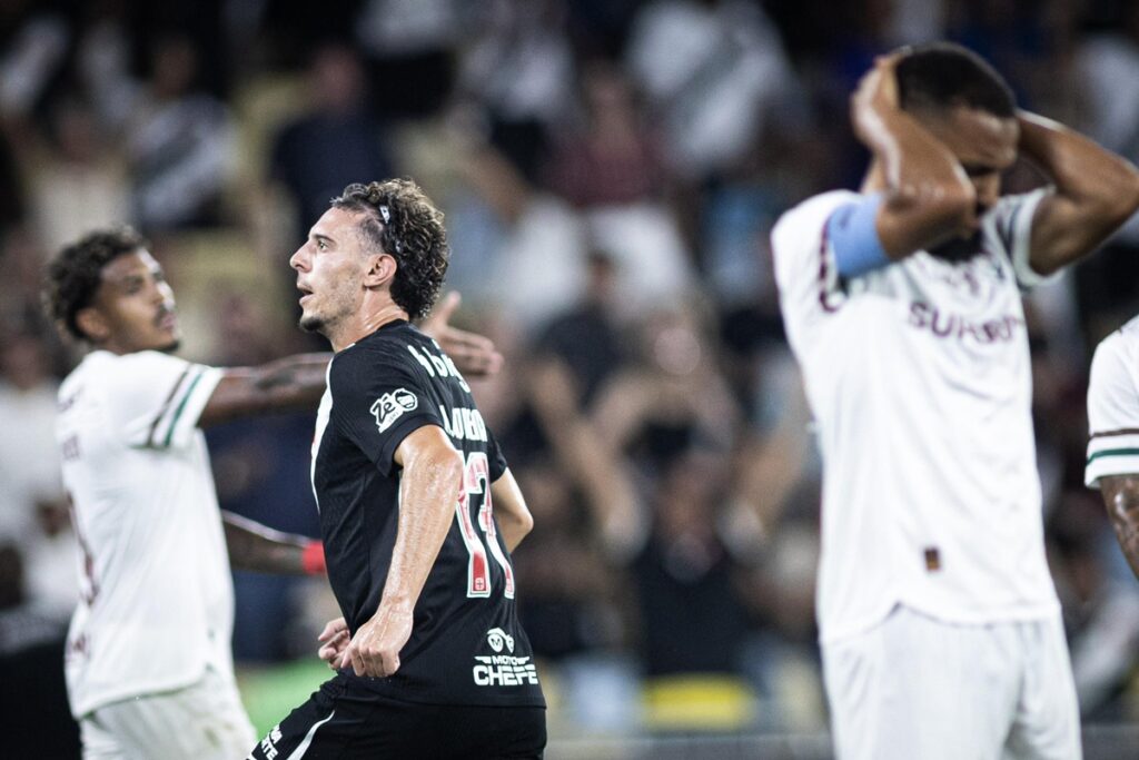 brasileirao:-vasco-marca-duas-vezes-no-fim-e-bate-fluminense-de-virada