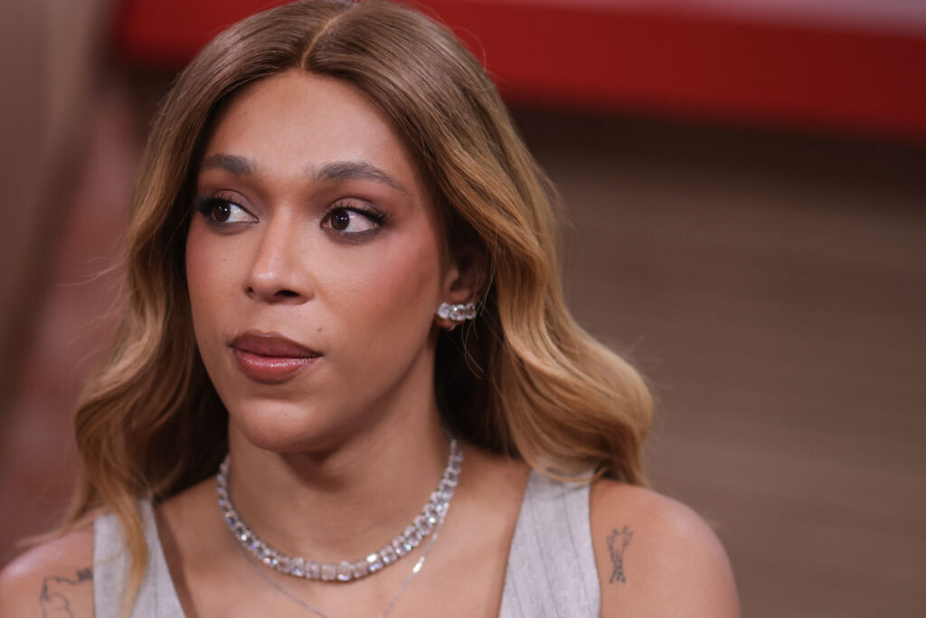 itamaraty-da-novo-passaporte-a-erika-hilton-apos-governo-trump-registra-la-com-genero-masculino