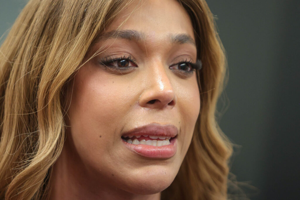 hilton:-linguagem-neutra-e-debatida-pelos-movimentos,-nao-pelo-governo