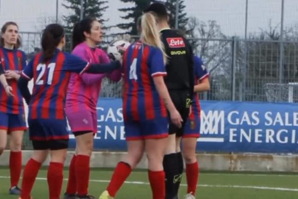 jogadora-erra-penalti-de-proposito-apos-arbitro-marcar-mao-da-goleira