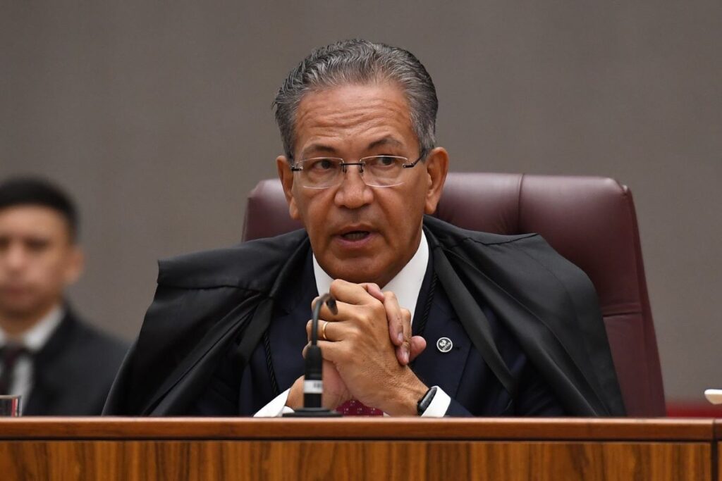 ministro-do-stj-da-mata-leao-para-conter-homem-em-surto-durante-voo