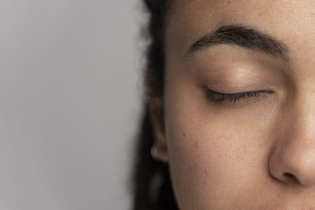 caspa-nos-cilios?-descamacao-pode-ser-sinal-de-inflamacao-nos-olhos